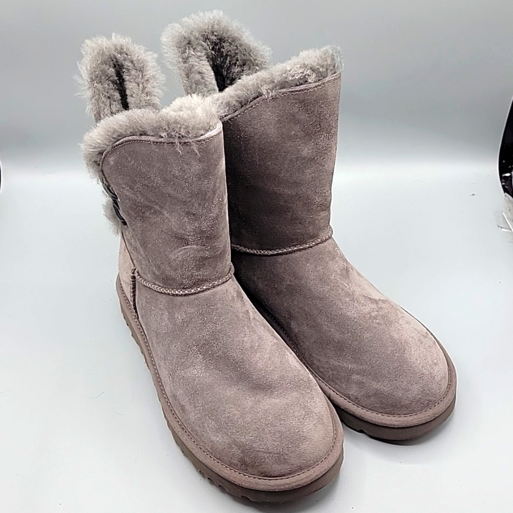 Nwob Uggs in Grey Size 7